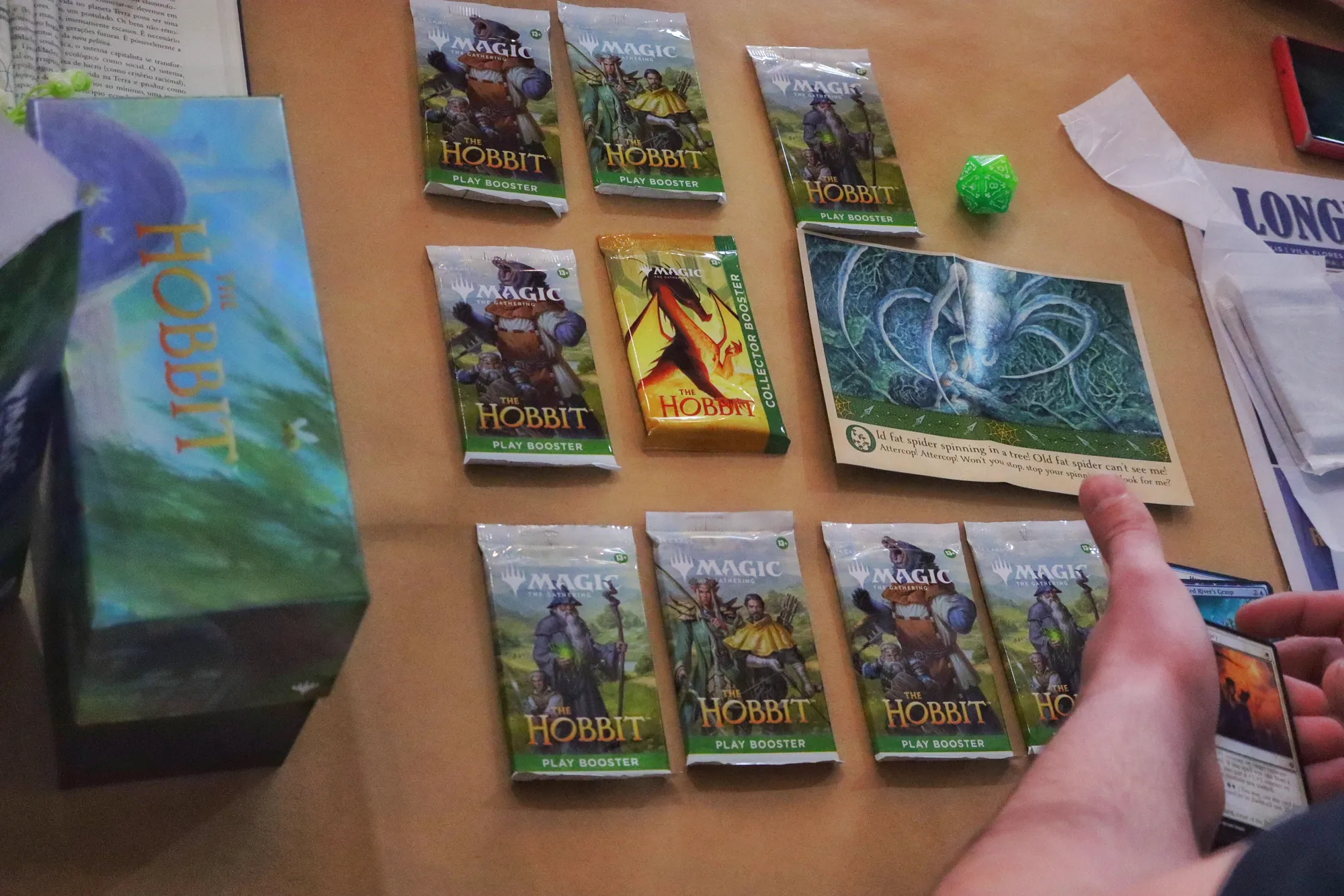 Cartas e boosters de card game sobre a mesa