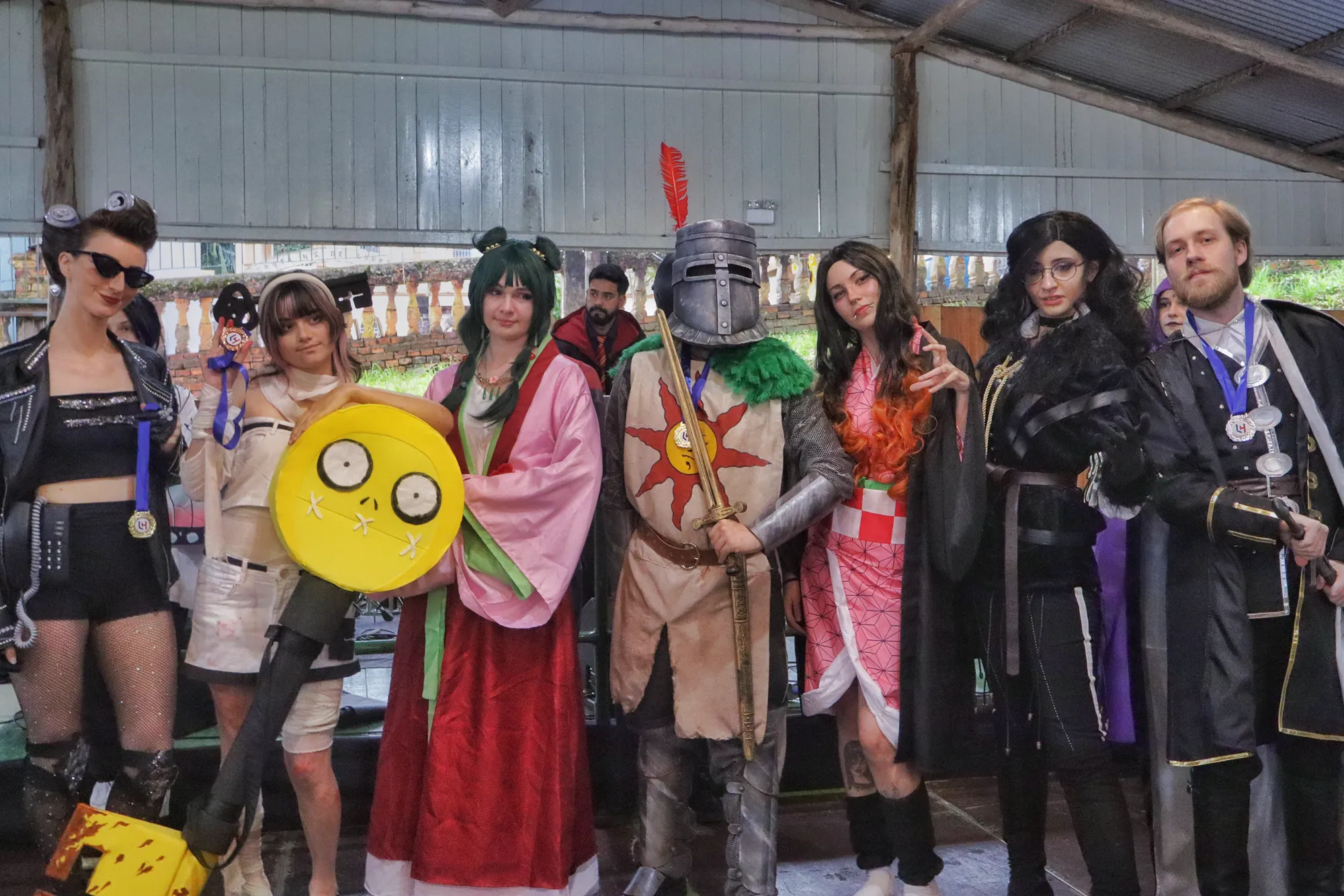 Grupo de cosplayers premiados posando juntos