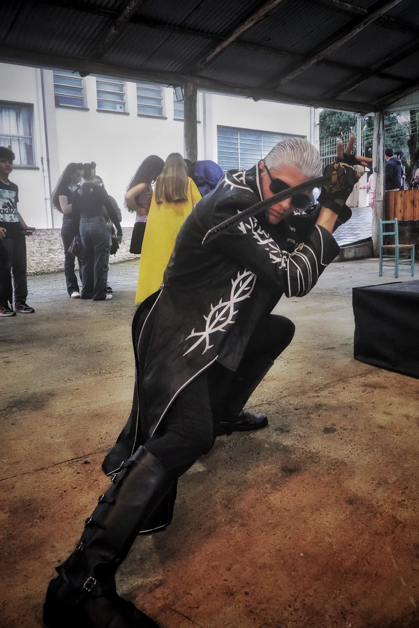 Cosplayer em pose de ação com espada